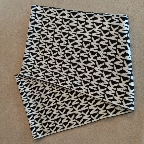 🧣NWOT Michael Kors Infinity Loop Scarf - Picture 2 of 4